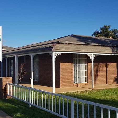 Centrepoint Motel Deniliquin Exterior photo