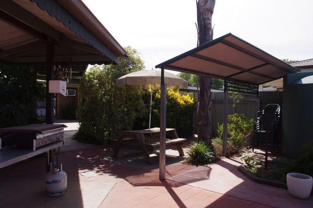 Centrepoint Motel Deniliquin Exterior photo