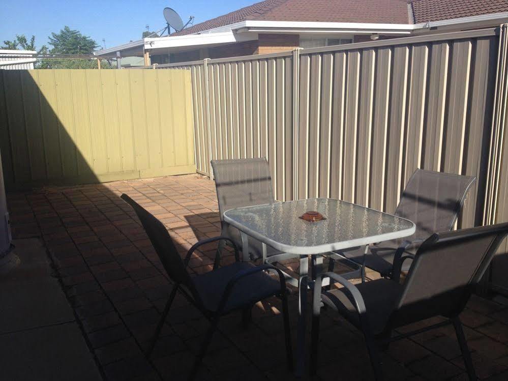 Centrepoint Motel Deniliquin Exterior photo