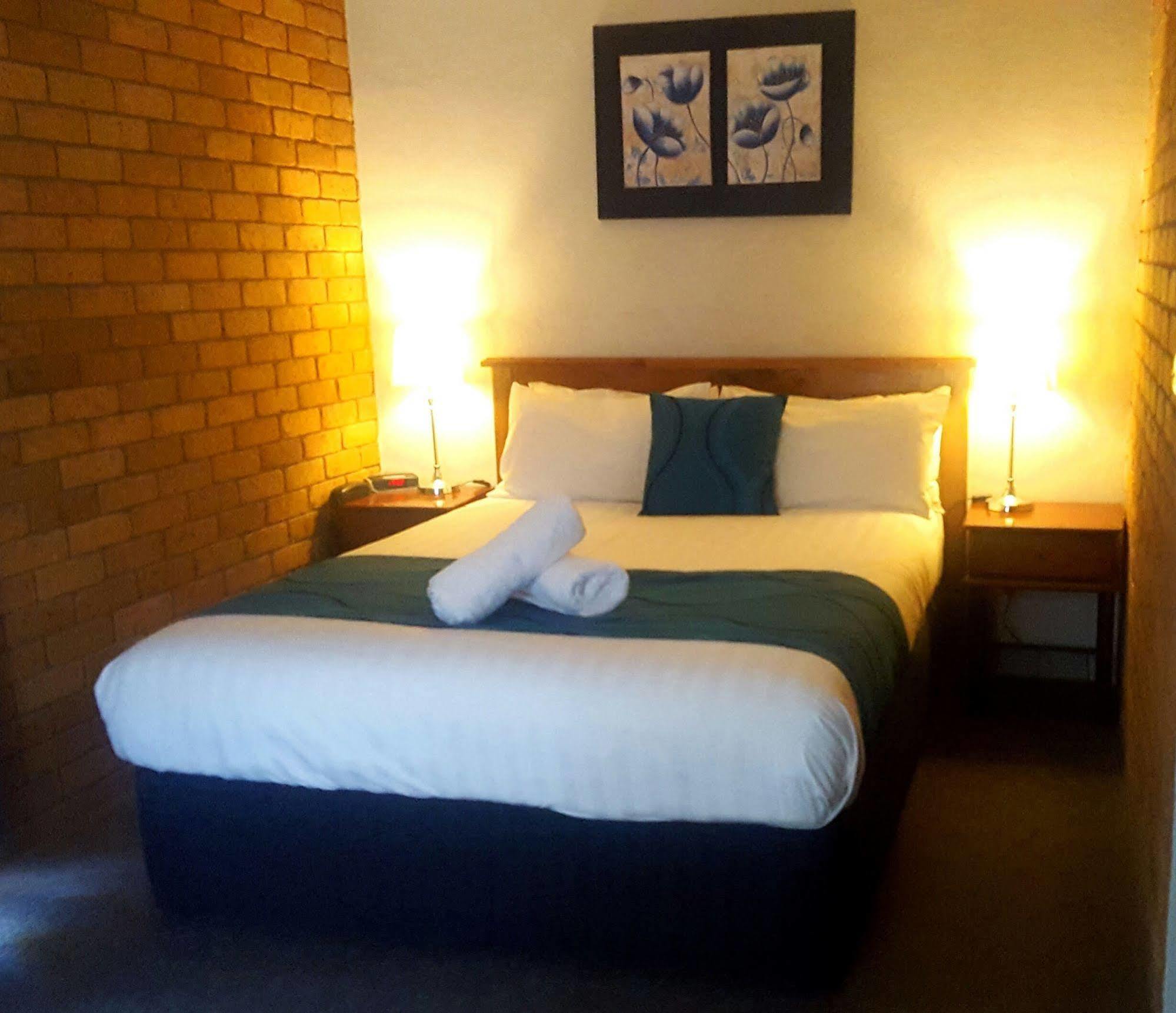 Centrepoint Motel Deniliquin Exterior photo